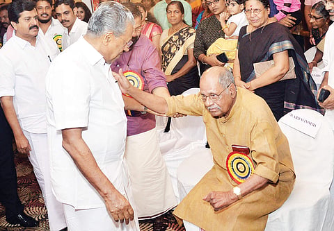 Chief Minister Pinarayi Vijayan helps veteran journalist K Mohanan get on his feet before presenting him the Swadeshabhimani-Kesari Media Award in Thiruvananthapuram on Monday | Vincent Pulickal