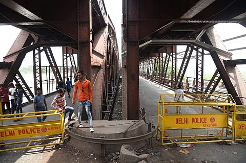 The old Yamuna bridge 'Loha Pul' had been temporarily closed for rail traffic as water level had reached 205.53 mark (Photo: Parveen Negi/EPS)