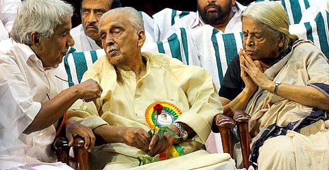 Former Arunachal Pradesh governor M M Jacob (centre) with former CM Oommen Chandy and poet Sugatha Kumari . (File |EPS)