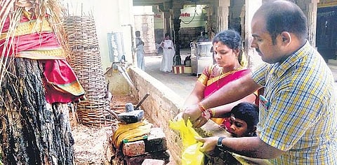 A couple drop soil at the temple in Tiruchy on Sunday | Deepak Sathish