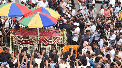 Mortal remains of former prime minister Atal Bihari Vajpayee being taken from the  BJP headquarters to Rashtriya Smriti at DDU Marg for the last rites, in New Delhi. (Photo | Parveen Negi)