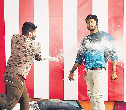 A scene from the movie Paddehuli