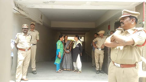 Telangana police tighten security outside the residence of revolutionary writer Varavara Rao. (Photo | Vinay Madapu/EPS)