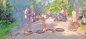 Agitating farmers block road at Kansar gram panchayat on Sunday | Express