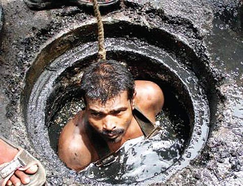 Only 905 out of 1 lakh sanitation workers in Karnataka given ID cards