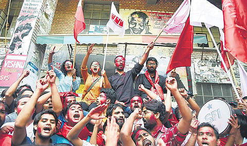 (From left at the back) Amutha Jayadeep (joint secretary), Sarika Chaudhary (vice-president) Aejaz Ahmed Rather (general secretary) and N. Sai Balaji (president) celebrate their victory in JNUSU polls with supporters. (EPS | Parveen negi)