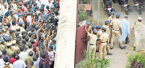 Mediapersons and the public crowd outside the Pala sub-jail compound to get a glimpse of Bishop Franco while he is being taken inside the  prison on Monday | Vishnu Prathap