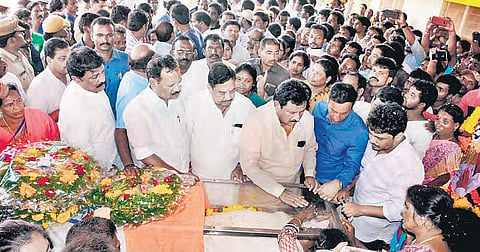Officials pay tribute to Araku TDP MLA Kidari Sarvesvara Rao who was shot dead by Maoists at Dumbriguda on September 23.  Final rituals being performed at Paderu in Visakhapatnam on Monday | EXPRESS
