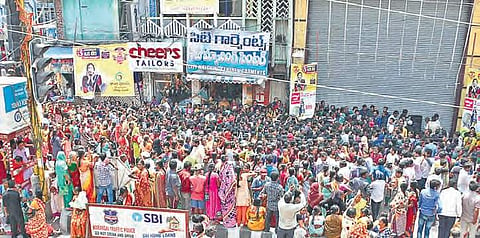 A large number of women who gathered in front of a shopping mall in Warangal on Tuesday, which offered   sarees for  `3  | Express