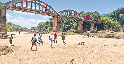 Three weeks ago, Periyar at Neriamangalam was overflowing at a distance of 500 m from the banks. Now, water has receded to unprecedented levels. Locals say water level has never been so low in the past three decades  | Albin Mathew