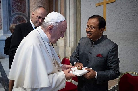 MoS External Affairs V Muraleedharan presenting a copy of 'Bhagavad Gita According to Gandhi' to Pope Francis (Photo| Twitter/ @MOS_MEA)