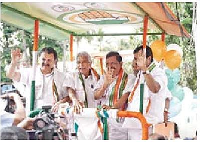 Former chief minister Oommen Chandy leading a roadshow of UDF candidate K Mohankumar in Vattiyoorkavu on Thursday. Leaders K Muraleedharan and V S Sivakumar are also seen | B P Deepu