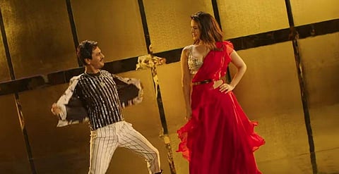 Nawazuddin Siddiqui and Sunny Leone in 'Battiyan bujhaado' song from  'Motichoor Chaknachoor'. (Screengrab)