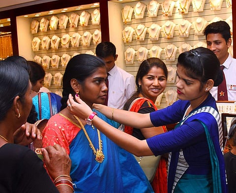 People buying gold in Chennai. (Photo | EPS)