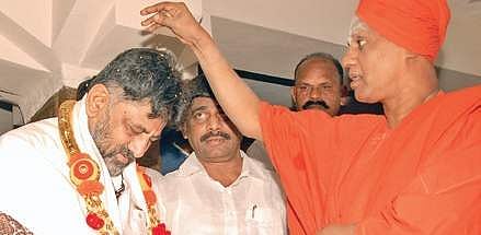 Siddaganga Mutt seer Sri Siddalinga Swamiji blessed D K Shivakumar during his visit I EXPRESS