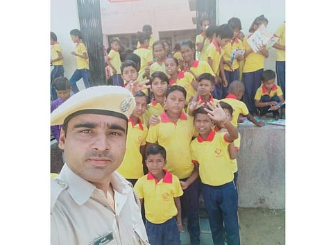 Dharamveer Jakhar with the students of 'Apni Pathshala' | EPS