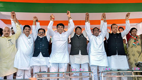 Congress state in-charge for Jharkhand RPN Singh with Jharkhand Pradesh Congress Committee President Rameshwar Oraon, senior leader Subodh Kant Sahay and other leaders of the party during their 'Jan Aakrosh Rally' in Ranchi (Photo| PTI)