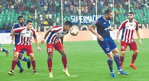 Chennaiyin & ATK players in action on Wednesday. Chennaiyin lost 0-1 | ashwin Prasath
