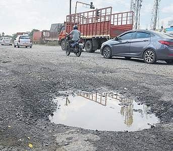 Pothole on Chennai-Bengaluru NH near Parivakkam| Martin Louis