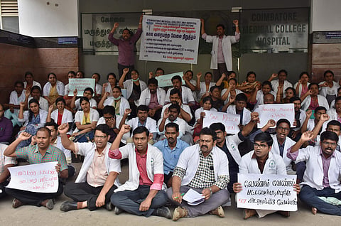 Postgraduate medical students and Government doctors of Coimbatore Medical College and Hospital protesting for various demands on 31 October 2019. (Photo | U Rakesh Kumar, EPS)