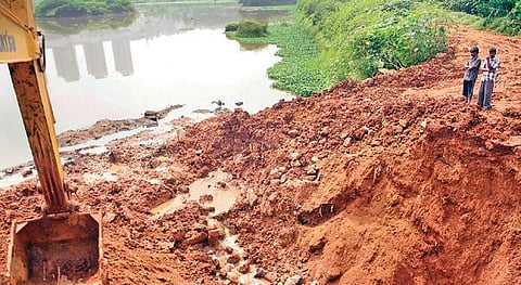 Hosakerehalli Lake developed a breach after heavy rain on Saturday| Shriram BN