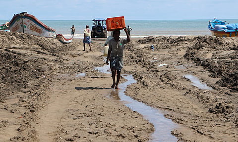 The farmers who reside in Periyakuthagai, Naluvethapathi and some areas of Vellapallam villages are also affected by the ooze. (Photo | EPS)
