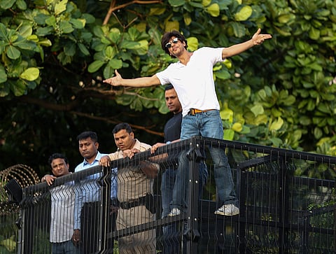 As per tradition, Bollywood superstar Shah Rukh Khan greeted his fans on his 54th birthday outside his residence Mannat. And as usual, there was a frenzied crowd which got out of hand. Cops were seen having a hard time controlling the fans and even had to