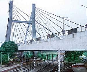 Image of steel bridge used for representational purposes.