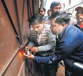 North MCD officials seal a factory in Anaj Mandi on Wednesday  (Photo | Arun Kumar, EPS)