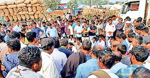 Farmers agitating on NH-53 at Baraipali in Sambalpur on Tuesday (Photo | EPS)