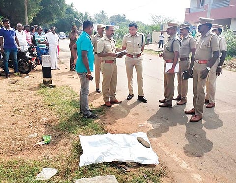 Tiruvallur District Police Superintendent Aravindan and other police personnel inspecting the spot at Tiruvallur on Saturday | special arrangement