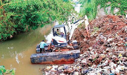 Mass cleaning being carried  out in the Killi River