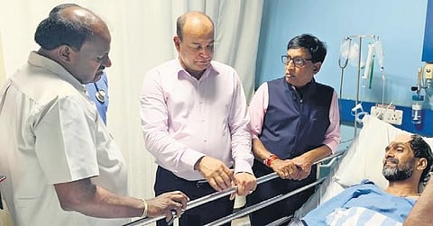 HD Kumaraswamy visits former Mangaluru mayor K Ashraf, who was injured  in the clash at Bunder, at a hospital on Sunday | Express