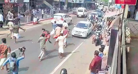 SFI and DYFI activists block Karnataka Chief Minister Yediyurappa at Pazhayangadi in Kannur on Tuesday | Express