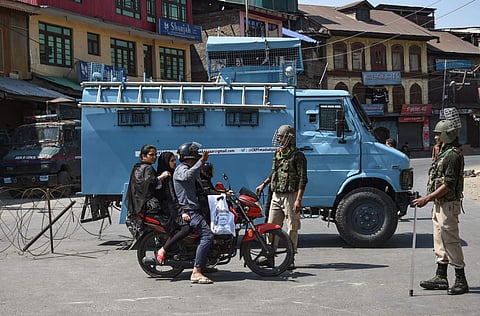 Security personnel divert traffic during restrictions in Srinagar (File photo| PTI)