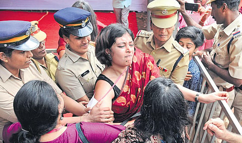 Police remove agitating Indian History Congress delegates who protested against Kerala Governor Arif Mohammed Khan during his inaugural speech at the Kannur University on Saturday |  Express