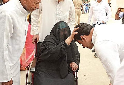 Congress candidate Rizwan Arshad seeks blessings  from a voter in Shivajinagar constituency | Shriram BN
