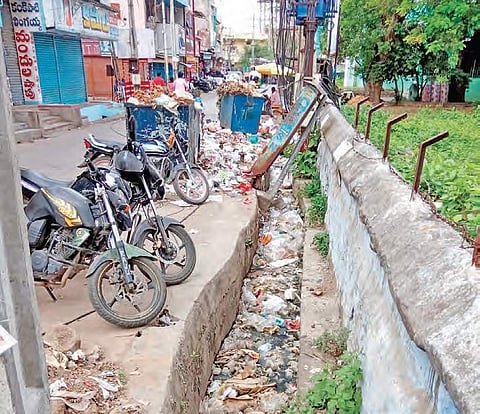 Picture of an open drainage in Khammam town which is filled with garbage