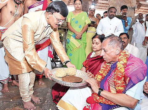 AP Governor ESL Narasimhan offers prayers at Vontimitta temple