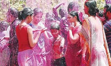 This Holi, here is how you can prevent skin allergies