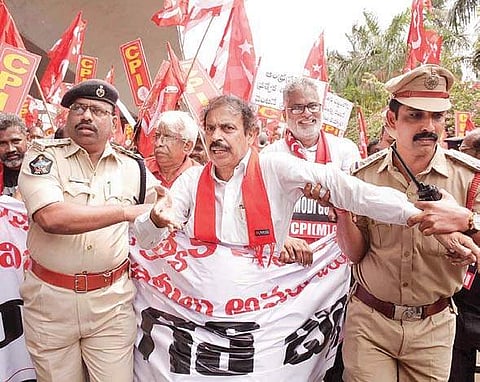 Police arresting CPI State secretary K Ramakrishna and others for staging a protest rally in Visakhapatnam on Friday I G satyanarayana