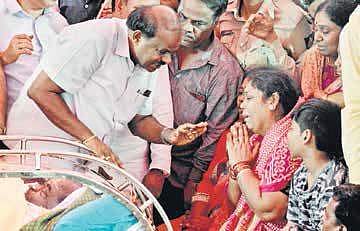 Chief Minister H D Kumaraswamy consoling Kusuma, wife of C S Shivalli after paying last respects to the departed leader at his native Yaraguppi on Saturday | D HEMANTH