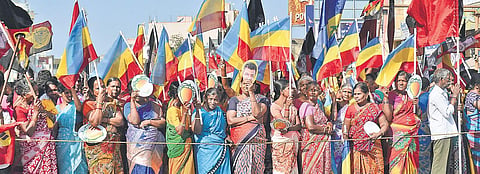 People waiting to welcome Chief Minister Edappadi K Palaniswami as he arrived to campaign for PMK candidate Vaithialingam at Sriperumbudur on Tuesday | D SAMPATH KUMAR