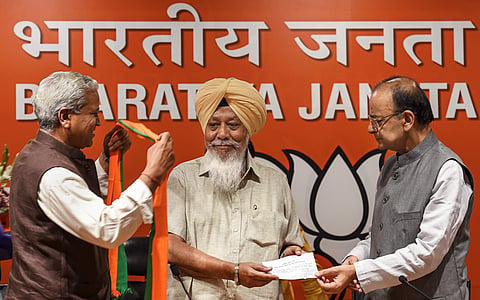 BJP senior leader Arun Jaitley presents the membership slip to Harinder Singh Khalsa sitting MP from Punjab's Fatehgarh Sahib who was suspended by AAP as he joins BJP in New Delhi Thursday. (Photo | PTI)