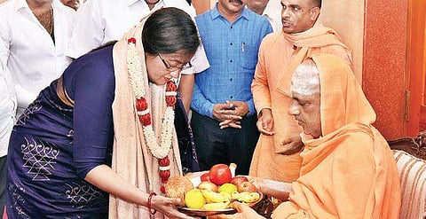 Sumalatha Ambareesh seeks the blessings of seer Shivarathri Deshikendra in Mysuru  on Saturday | Express