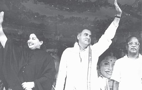 Rajiv Gandhi and   J Jayalalithaa greeting supporters  | Express
