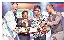 Bollywood comedian Johnny Lever presenting award to Ollywood actor Babushan Mohanty in Bhubaneswar on Sunday | Irfana