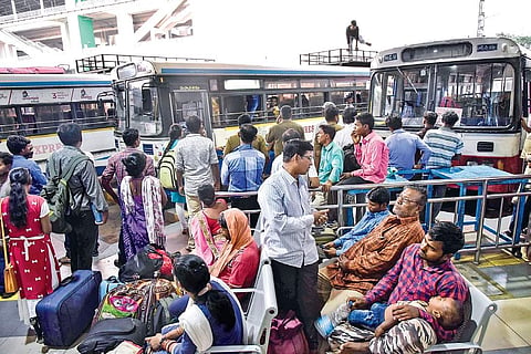People arrive in huge numbers at the Mahatma Gandhi Bus Station in Hyderabad, on Tuesday | vinay madapu