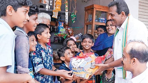 Anto Antony, UDF Pathanamthitta candidate, has a group of children and  others in splits during campaign at Chengarumala, Ranni  | Manu R Mavelil