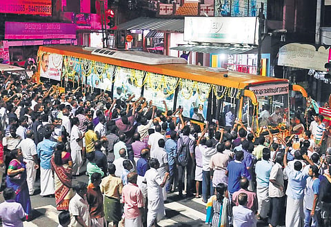 The motorcade carrying the mortal remains of Kerala Congress (M) leader K M Mani at Kuruppanthara in Kottayam on Wednesday night| ARUN ANGELA